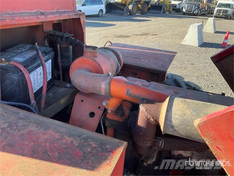 Tovel 64428 6000 lb 4x4x4 Rough Terrain Forklift Elevatore per esterni