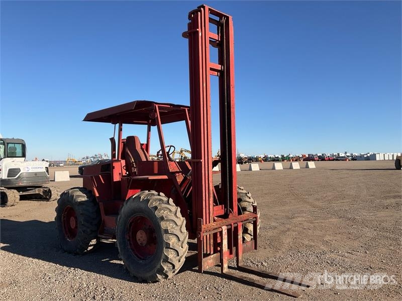 Tovel 64428 6000 lb 4x4x4 Rough Terrain Forklift Elevatore per esterni