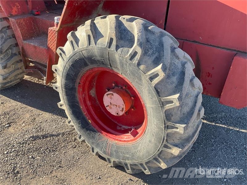 Tovel 64428 6000 lb 4x4x4 Rough Terrain Forklift Elevatore per esterni