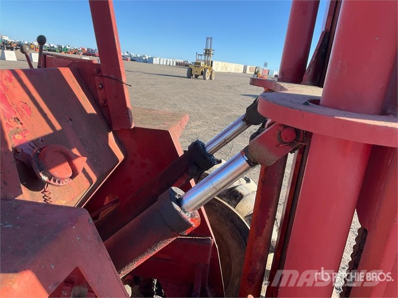Tovel 64428 6000 lb 4x4x4 Rough Terrain Forklift Elevatore per esterni
