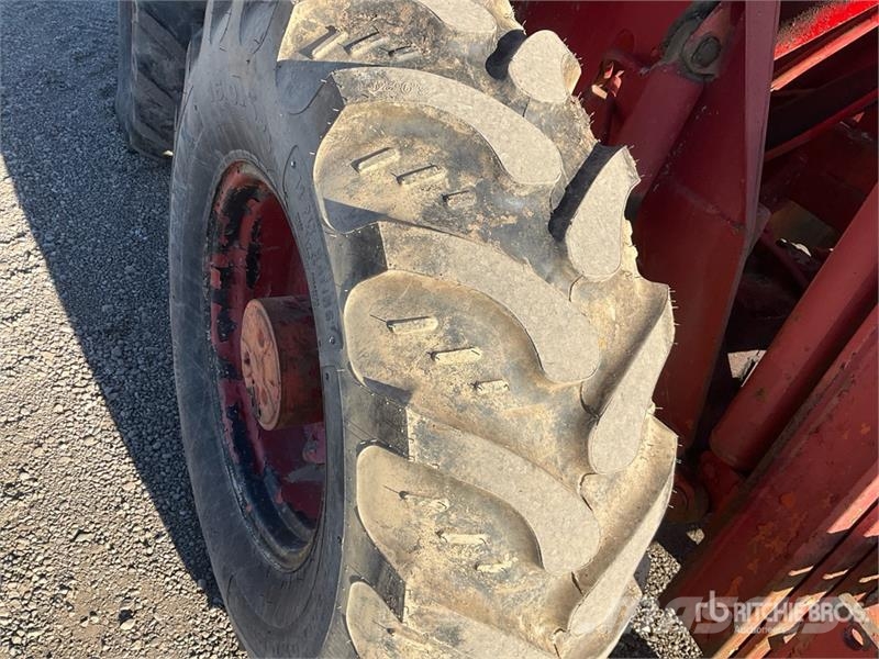 Tovel 64428 6000 lb 4x4x4 Rough Terrain Forklift Elevatore per esterni