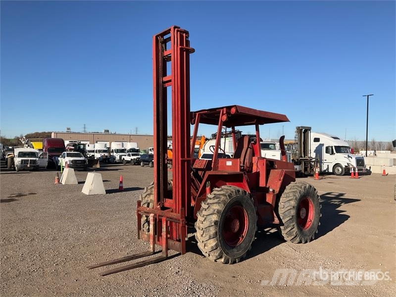 Tovel 64428 6000 lb 4x4x4 Rough Terrain Forklift Elevatore per esterni
