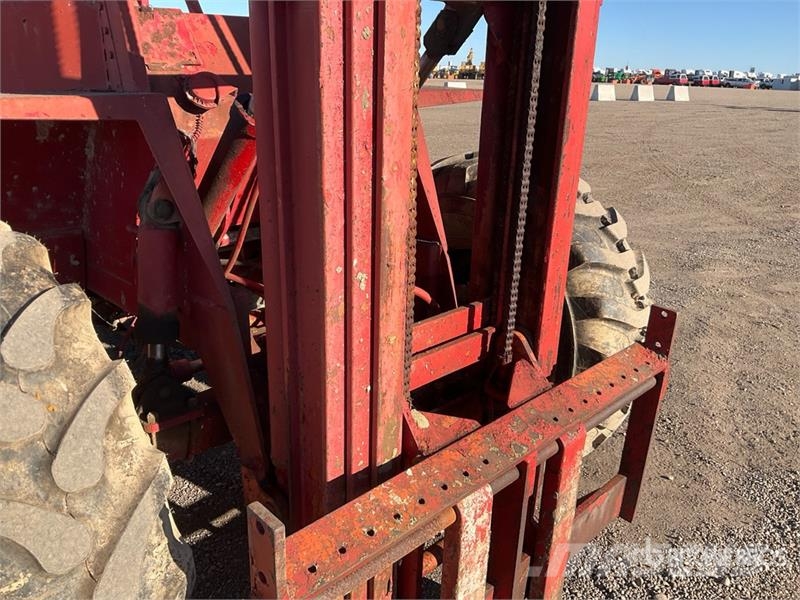 Tovel 64428 6000 lb 4x4x4 Rough Terrain Forklift Elevatore per esterni