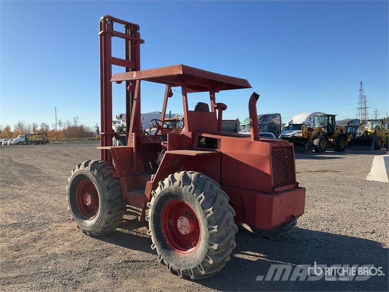 Tovel 64428 6000 lb 4x4x4 Rough Terrain Forklift Elevatore per esterni