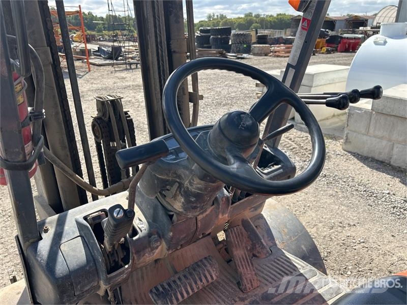 Toyota 42-6FGU25 3750 lb Pneumatic Tire Forklift Gaffeltrucker - Annet