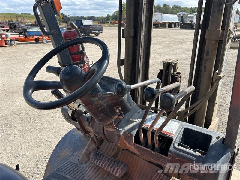 Toyota 42-6FGU25 3750 lb Pneumatic Tire Forklift Gaffeltrucker - Annet