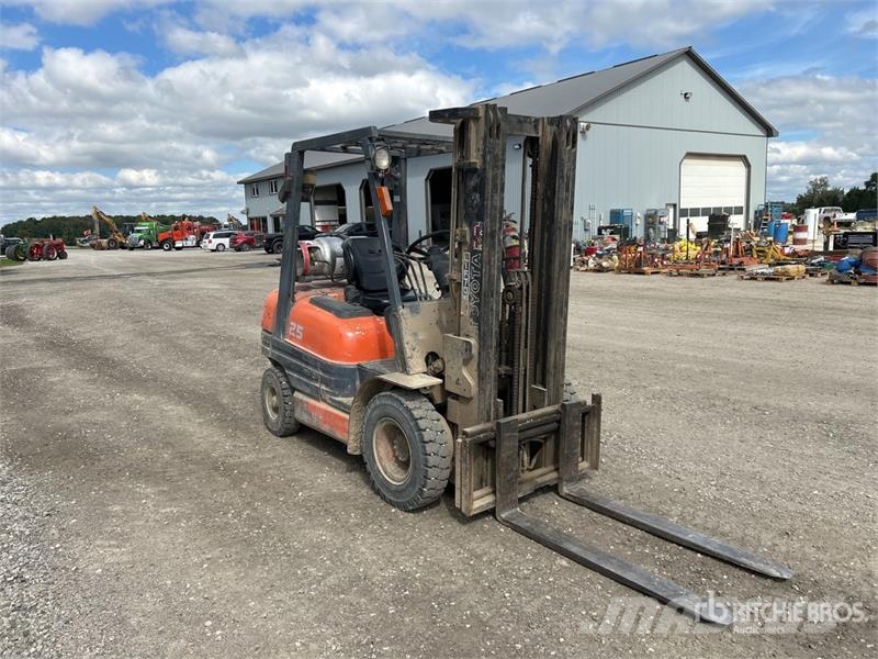 Toyota 42-6FGU25 3750 lb Pneumatic Tire Forklift Gaffeltrucker - Annet