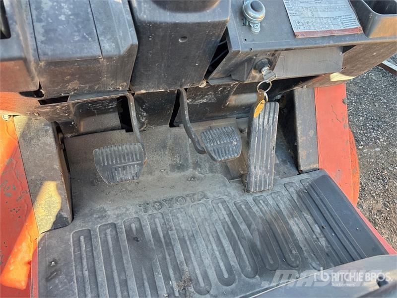 Toyota 7FGU25 3750 lb Pneumatic Tire Forklift Інше