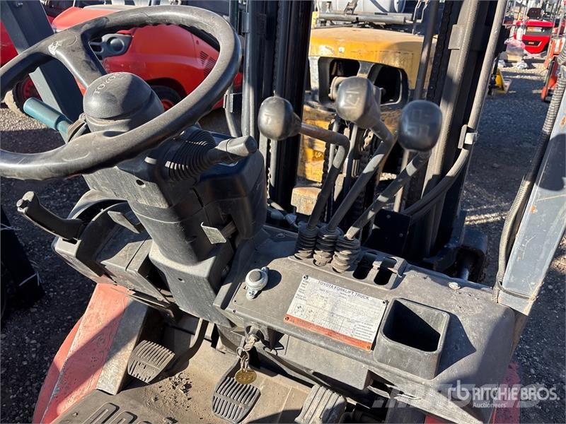 Toyota 7FGU25 3750 lb Pneumatic Tire Forklift Інше