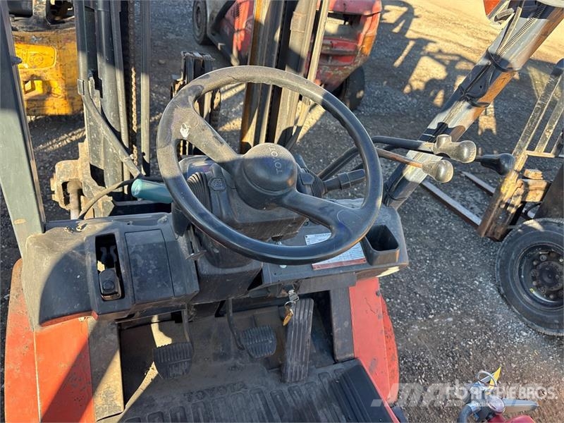 Toyota 7FGU25 3750 lb Pneumatic Tire Forklift Інше