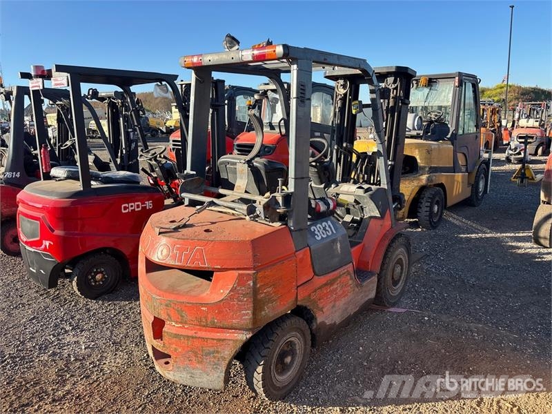 Toyota 7FGU25 3750 lb Pneumatic Tire Forklift Інше