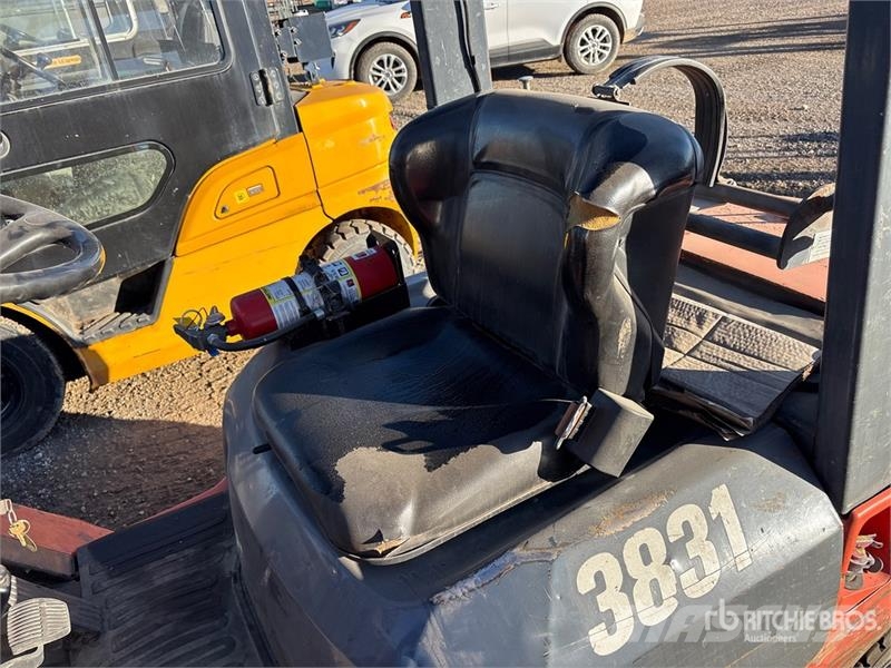 Toyota 7FGU25 3750 lb Pneumatic Tire Forklift Інше