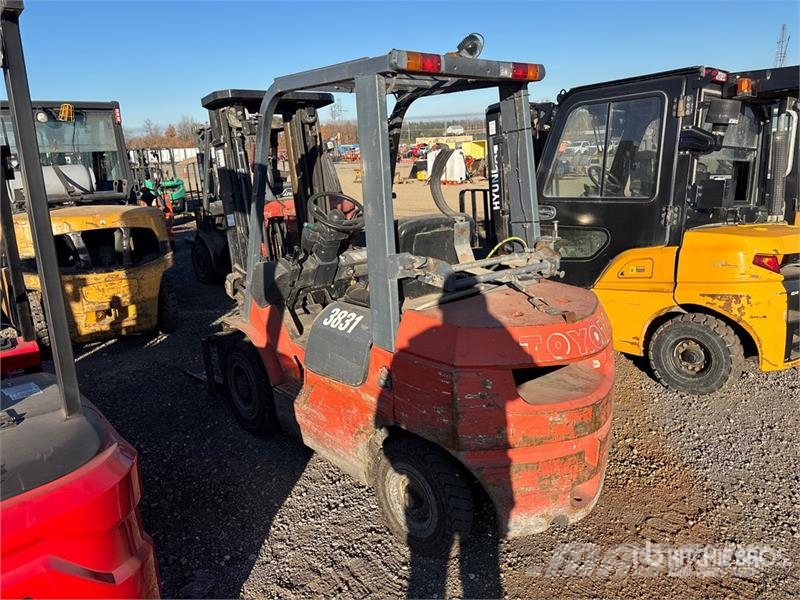 Toyota 7FGU25 3750 lb Pneumatic Tire Forklift Інше
