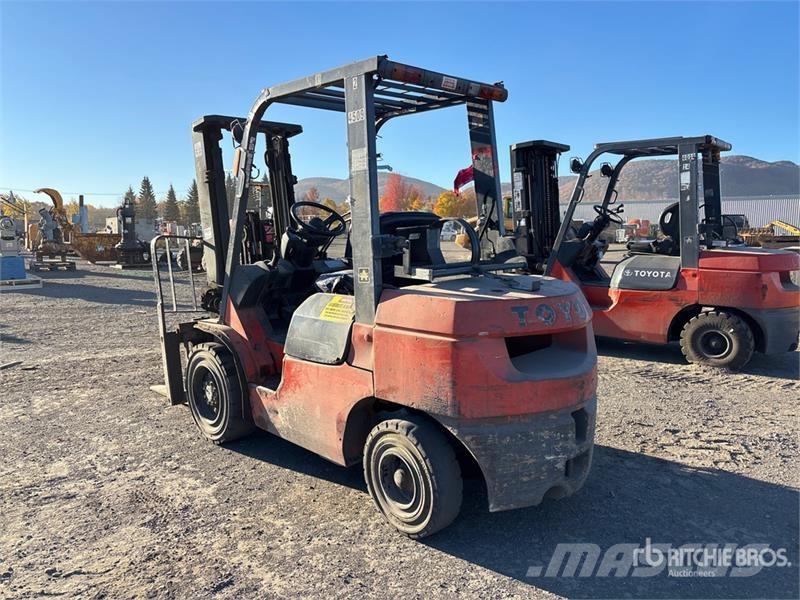 Toyota 7FGU30 5820 lb Pneumatic Tire Forklift 그 외 지게차