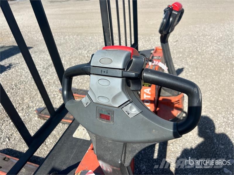 Toyota 7HBW23 핸드파레트 트럭