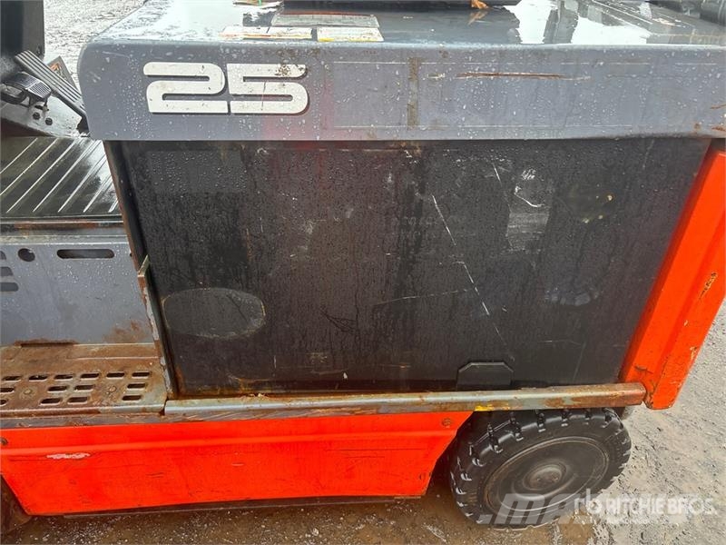 Toyota 8FBCHU25 2410 lb Electric Forklift Elektrostapler