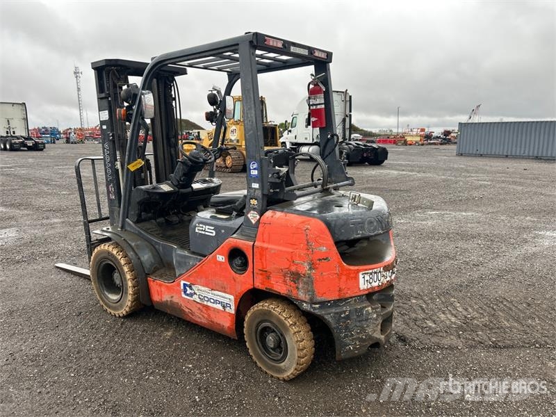 Toyota 8FGU25 4500 lb Cushion Tire Forklift Kahveltõstukid - muud