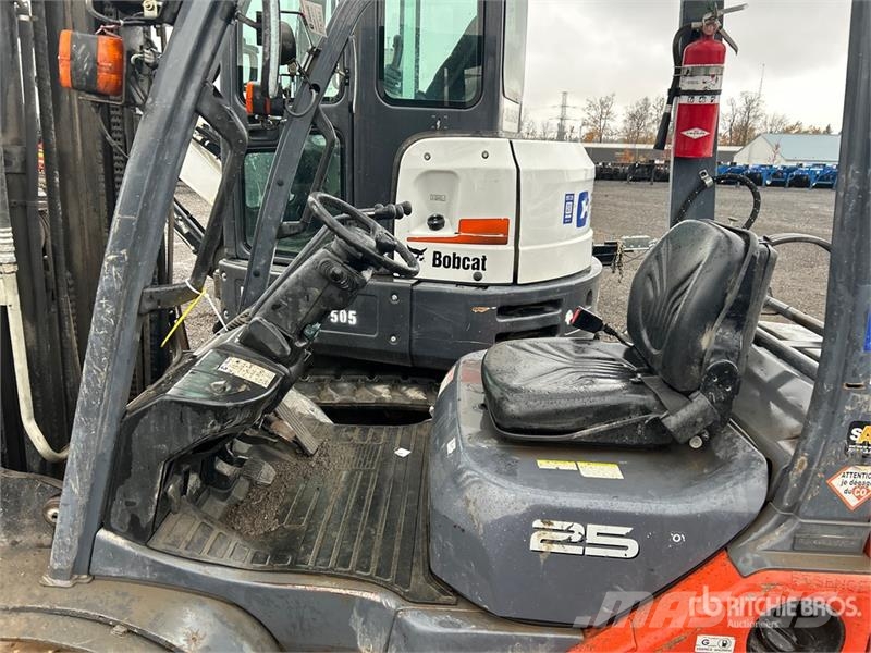Toyota 8FGU25 4500 lb Forklift Targoncák-Egyéb