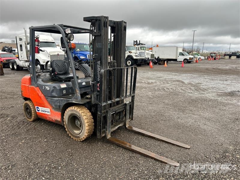 Toyota 8FGU25 4500 lb Cushion Tire Forklift Kahveltõstukid - muud