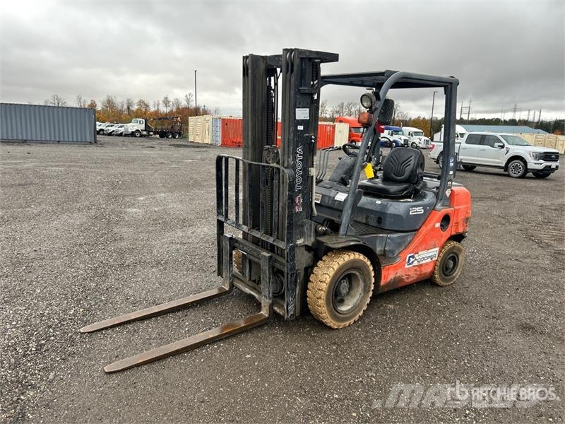 Toyota 8FGU25 4500 lb Cushion Tire Forklift Kahveltõstukid - muud