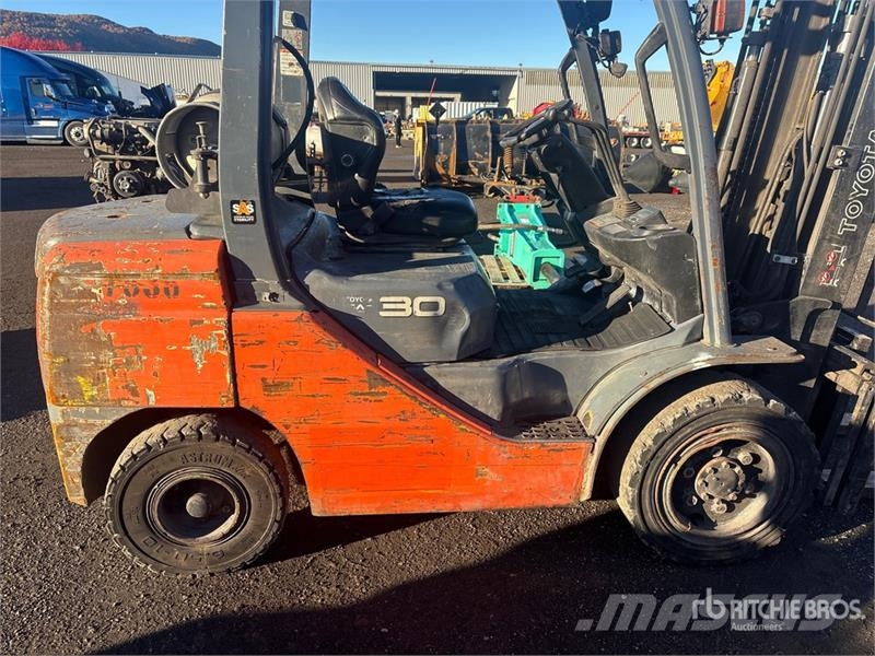 Toyota 8FGU30 5820 lb Cushion Tire Forklift Gaffeltrucker - Annet