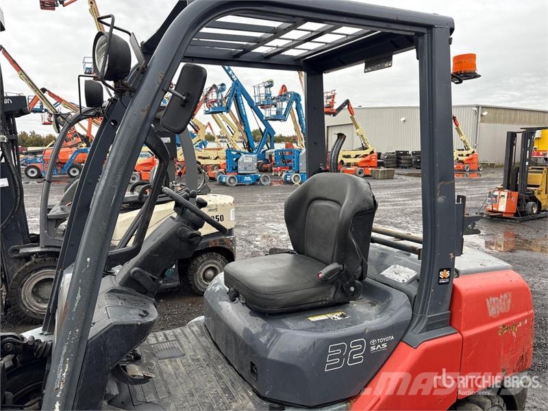 Toyota 8FGU30 6500 lb Pneumatic Tire Forklift Gaffeltrucker - Annet