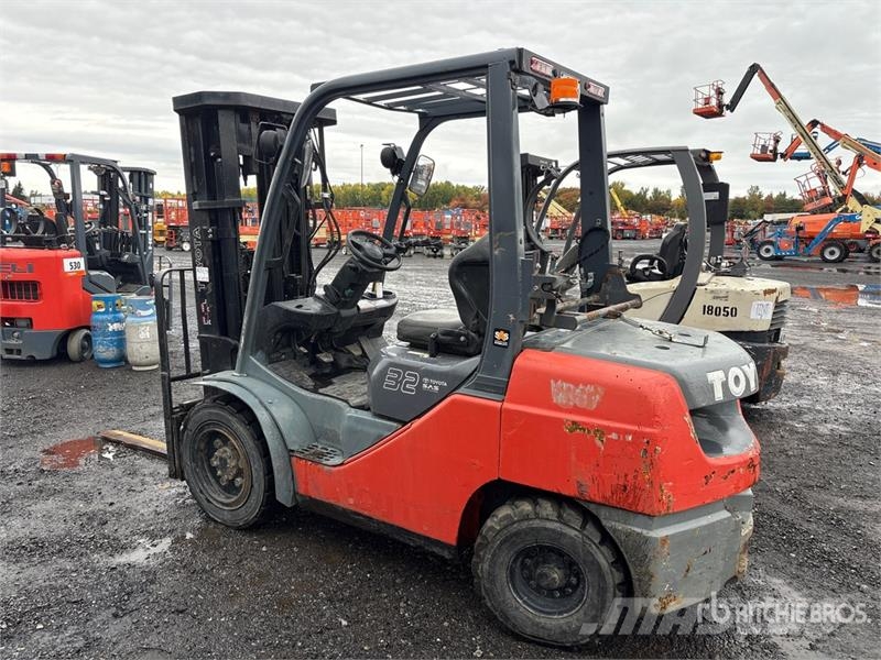 Toyota 8FGU30 6500 lb Pneumatic Tire Forklift Gaffeltrucker - Annet