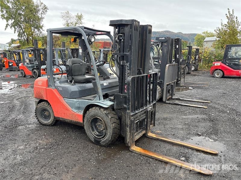 Toyota 8FGU32 6500 lb Pneumatic Tire Forklift 그 외 지게차