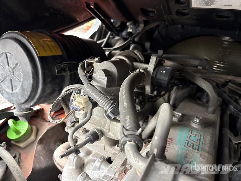 Toyota 8FGU32 6500 lb Pneumatic Tire Forklift 그 외 지게차