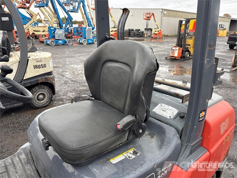 Toyota 8FGU32 6500 lb Pneumatic Tire Forklift 그 외 지게차