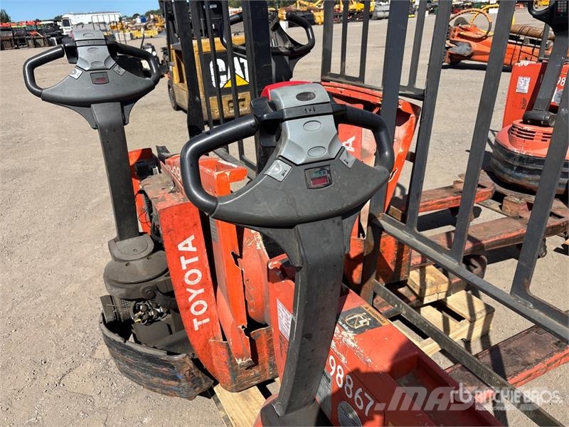 Toyota of (6) Toyota 4500 lb Electric Pallet Jack (Inoper Kahvelkäru