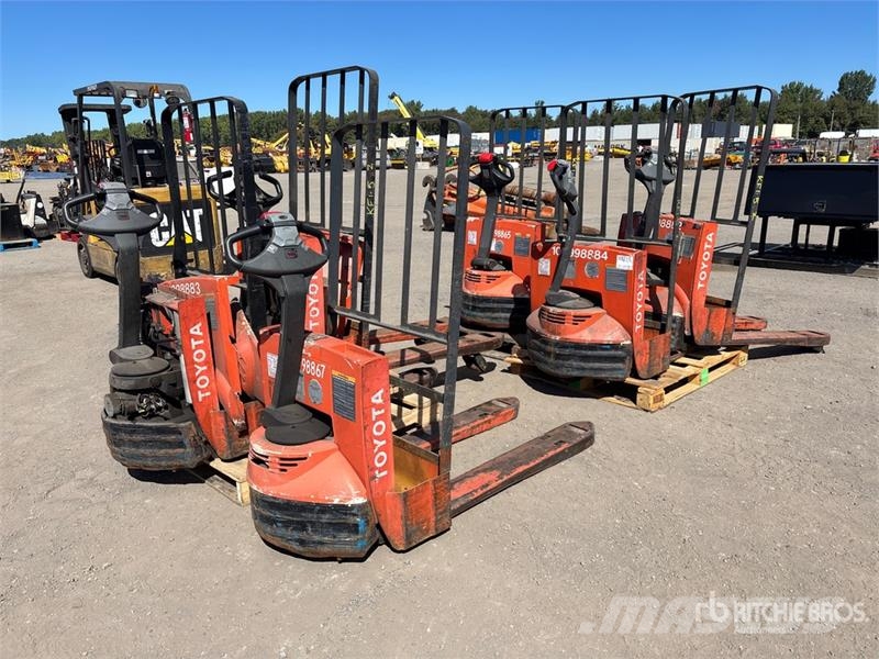 Toyota of (6) Toyota 4500 lb Electric Pallet Jack (Inoper Kahvelkäru