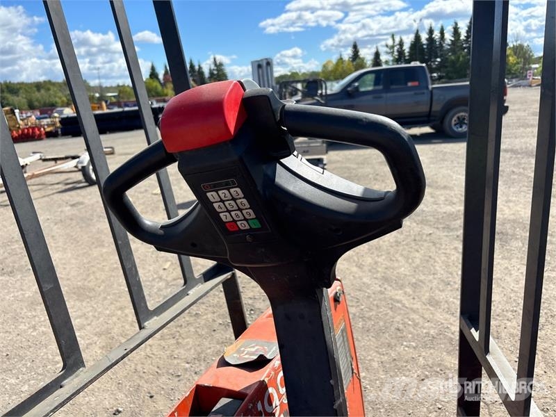 Toyota of (6) Toyota 4500 lb Electric Pallet Jack (Inoper Kahvelkäru