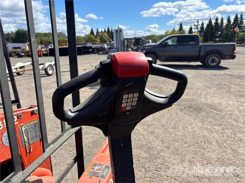 Toyota of (6) Toyota 4500 lb Electric Pallet Jack (Inoper Kahvelkäru