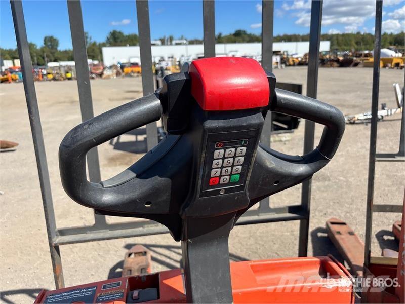 Toyota of (6) Toyota 4500 lb Electric Pallet Jack (Inoper Kahvelkäru