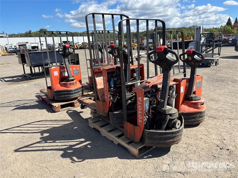 Toyota of (6) Toyota 4500 lb Electric Pallet Jack (Inoper Kahvelkäru