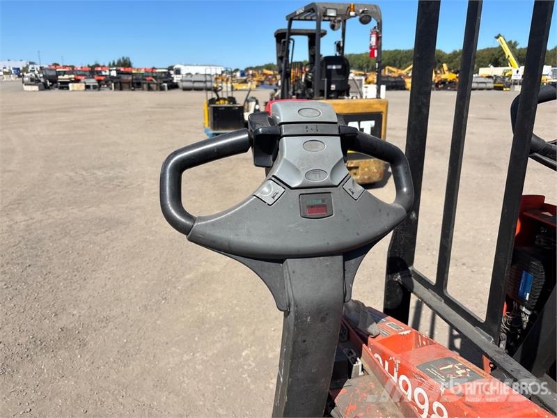 Toyota of (6) Toyota 4500 lb Electric Pallet Jack (Inoper Kahvelkäru