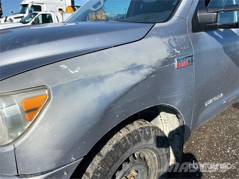 Toyota Tundra 4x4 Crew Cab Flatbed Truck Camiones plataforma