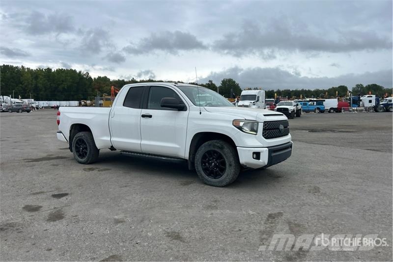 Toyota Tundra SR5 4x4 Crew Cab Pickup Iné