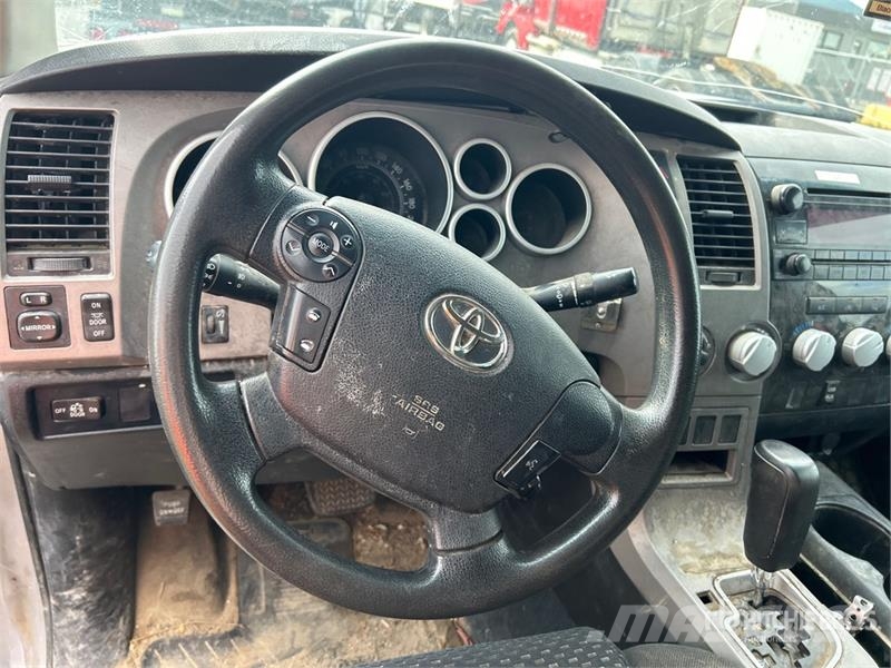 Toyota Tundra SR5 4x4 Crew Cab Pickup Ostalo