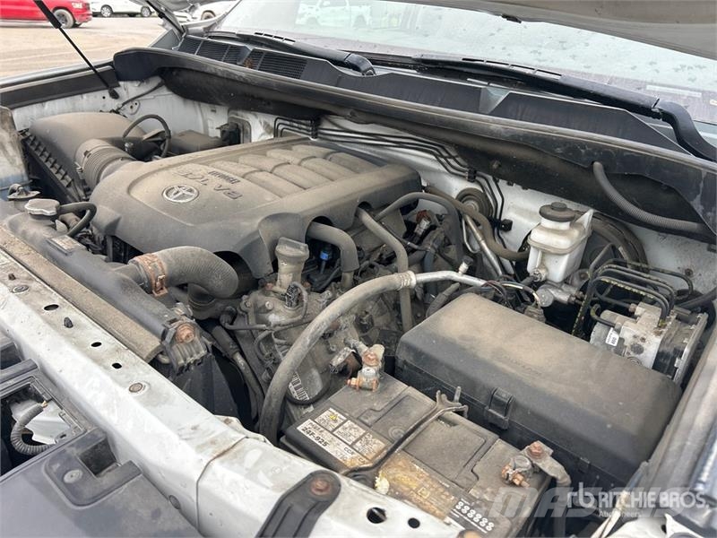 Toyota Tundra SR5 4x4 Crew Cab Pickup Iné