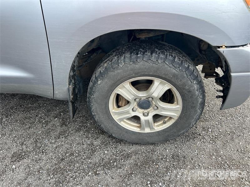 Toyota Tundra SR5 4x4 Crew Cab Pickup Ostalo