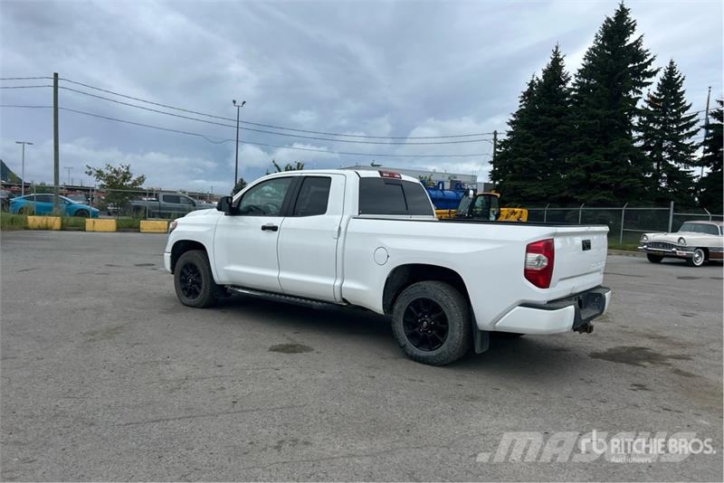 Toyota Tundra SR5 4x4 Crew Cab Pickup Iné