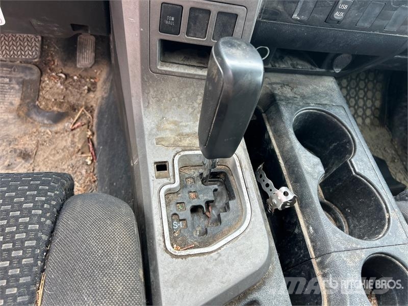 Toyota Tundra SR5 4x4 Crew Cab Pickup Ostalo