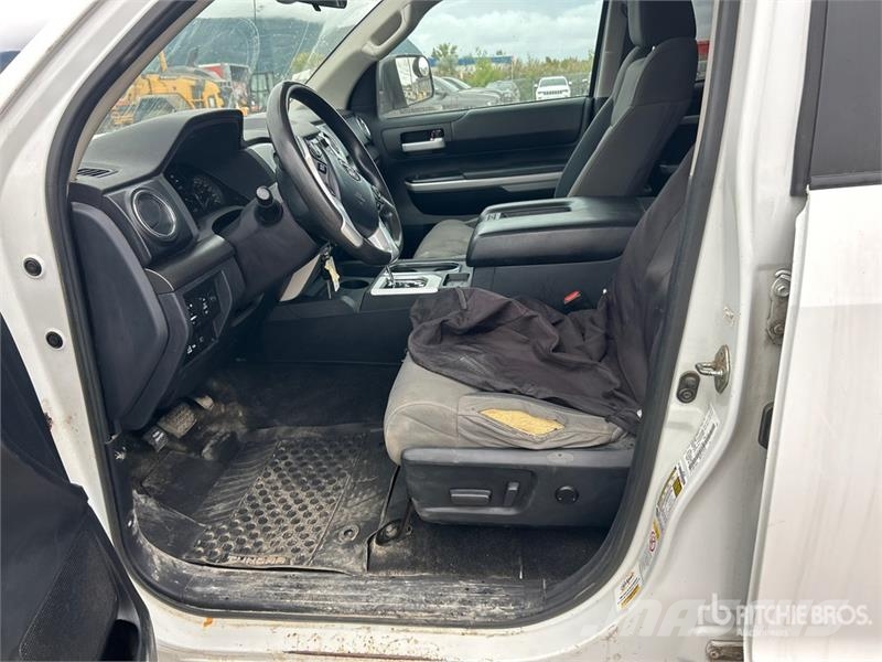 Toyota Tundra SR5 4x4 Crew Cab Pickup Iné
