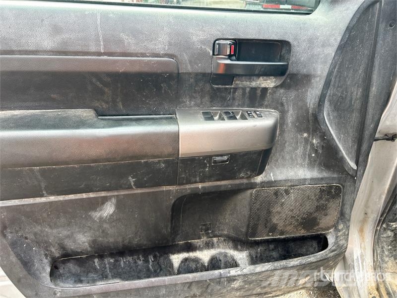 Toyota Tundra SR5 4x4 Crew Cab Pickup Ostalo