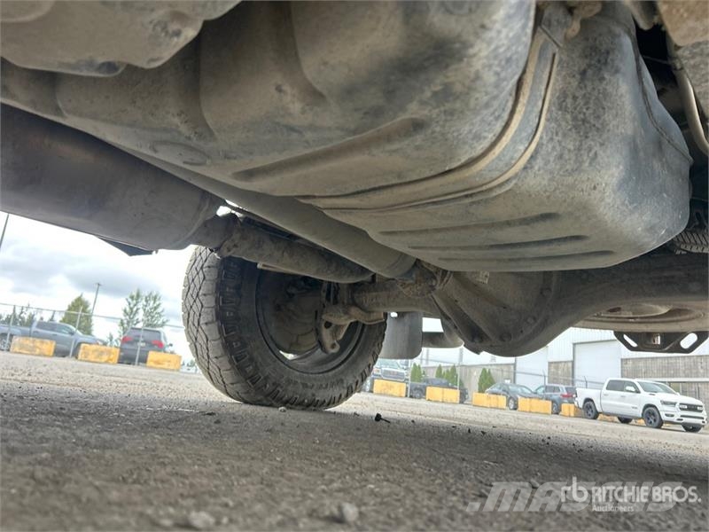 Toyota Tundra SR5 4x4 Crew Cab Pickup Iné