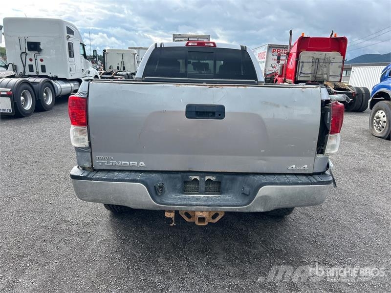 Toyota Tundra SR5 4x4 Crew Cab Pickup Ostalo