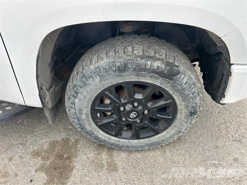 Toyota Tundra SR5 4x4 Crew Cab Pickup Iné