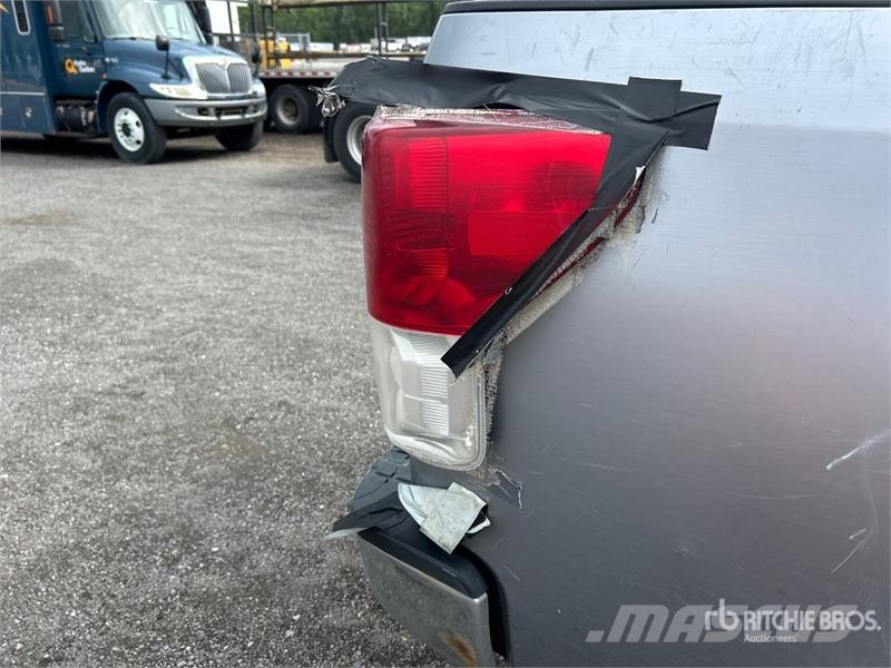 Toyota Tundra SR5 4x4 Crew Cab Pickup Ostalo